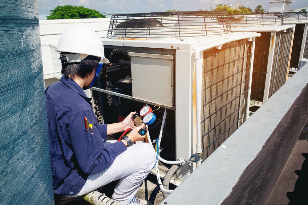 HVAC technician-is-checking-air-conditioner