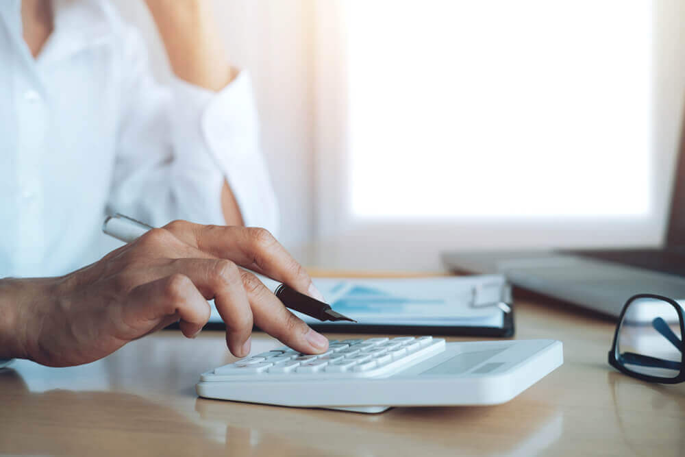 female-accountant-use-calculator